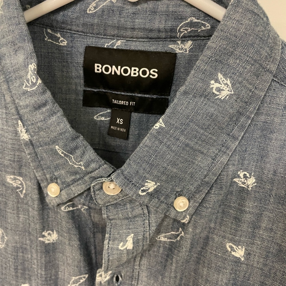 Men’s Bonobos XS tailored fit chambray blue shirt sleeve button down fish print